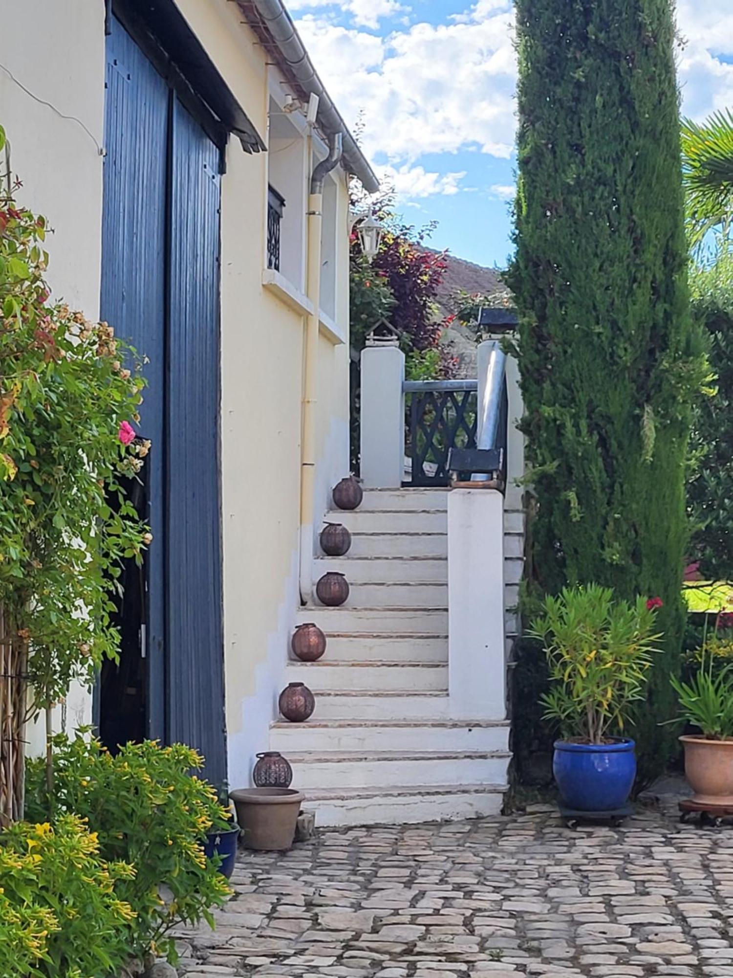 Les Glycines Acomodação com café da manhã Ury Exterior foto
